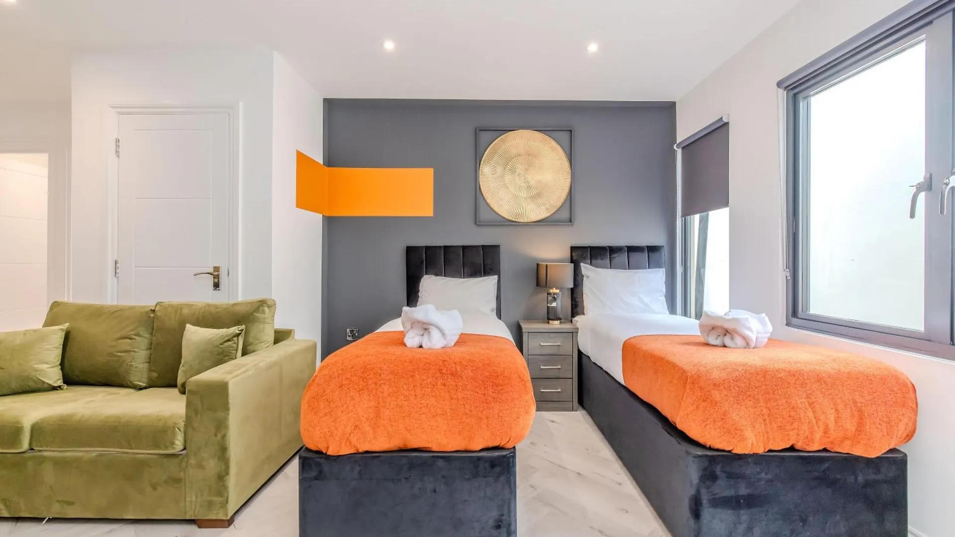 דירה 1-Bedroom With Balcony L Steps From Brighton Beach